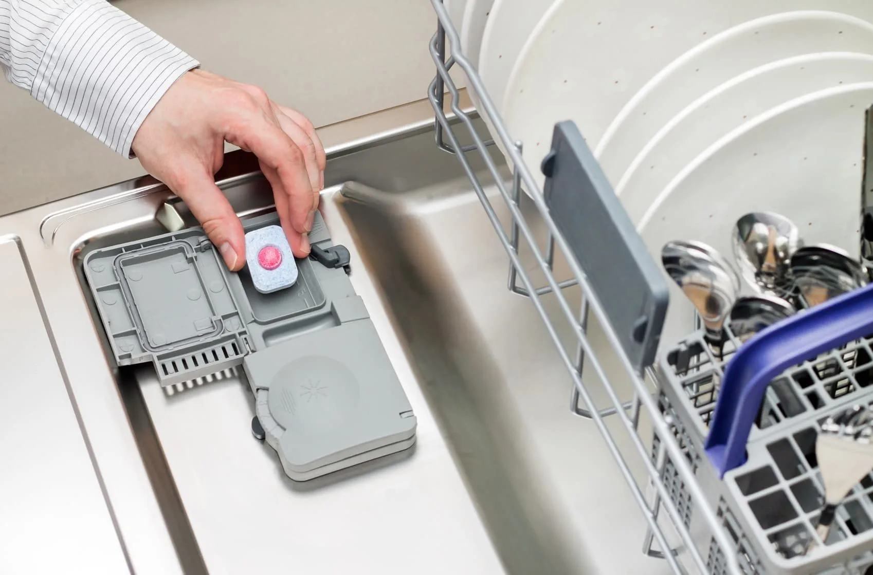 Dlaczego zmywarka nie domywa naczyń w górnym koszu? Przyczyny i rozwiązania