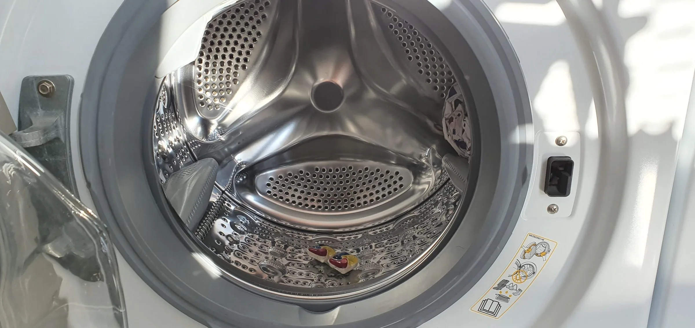 Jak skutecznie wyczyścić pralkę tabletką do zmywarki? Prosty i tani sposób na czystość