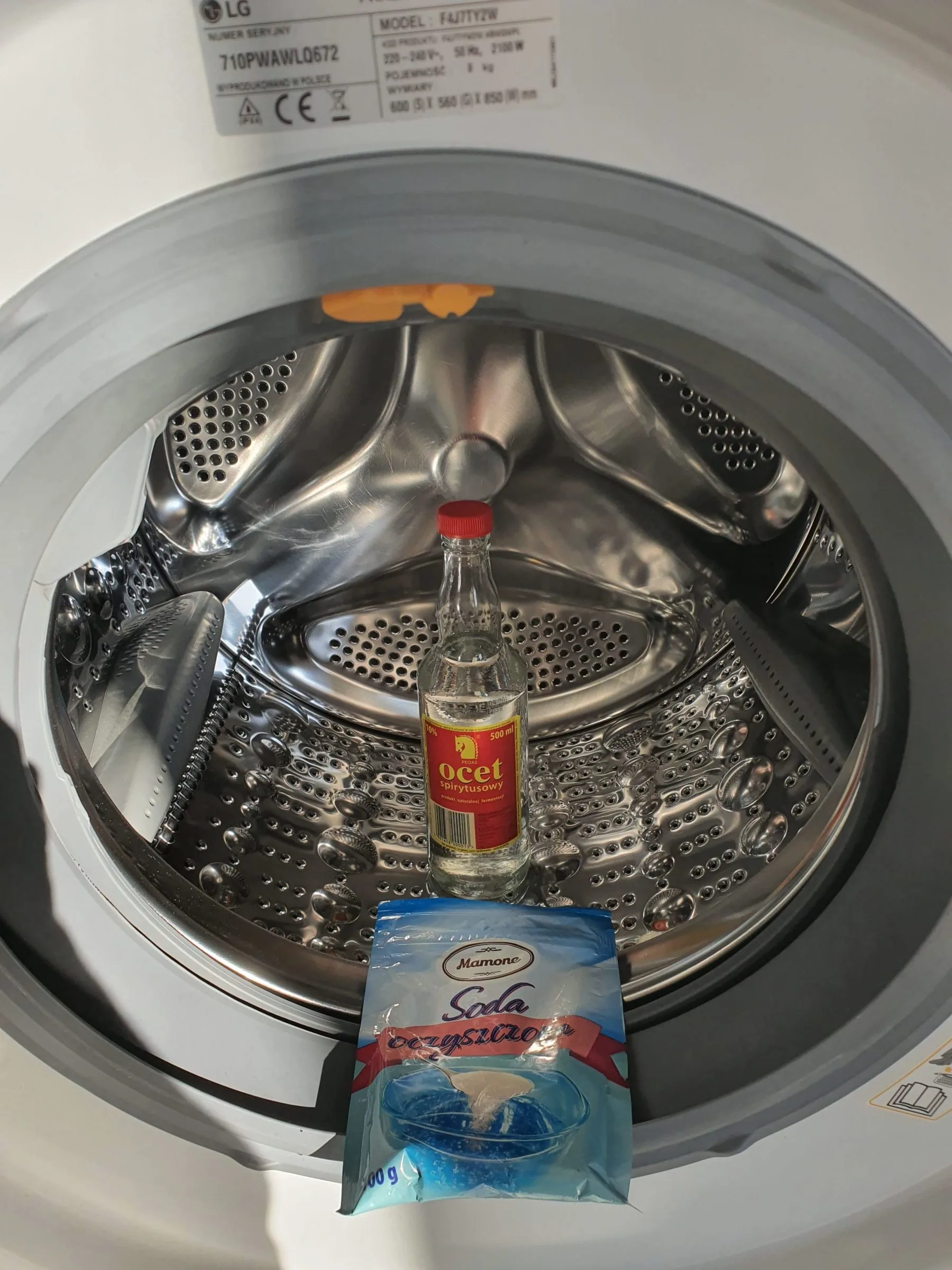Jak wyczyścić pralkę octem i sodą – praktycznie porady