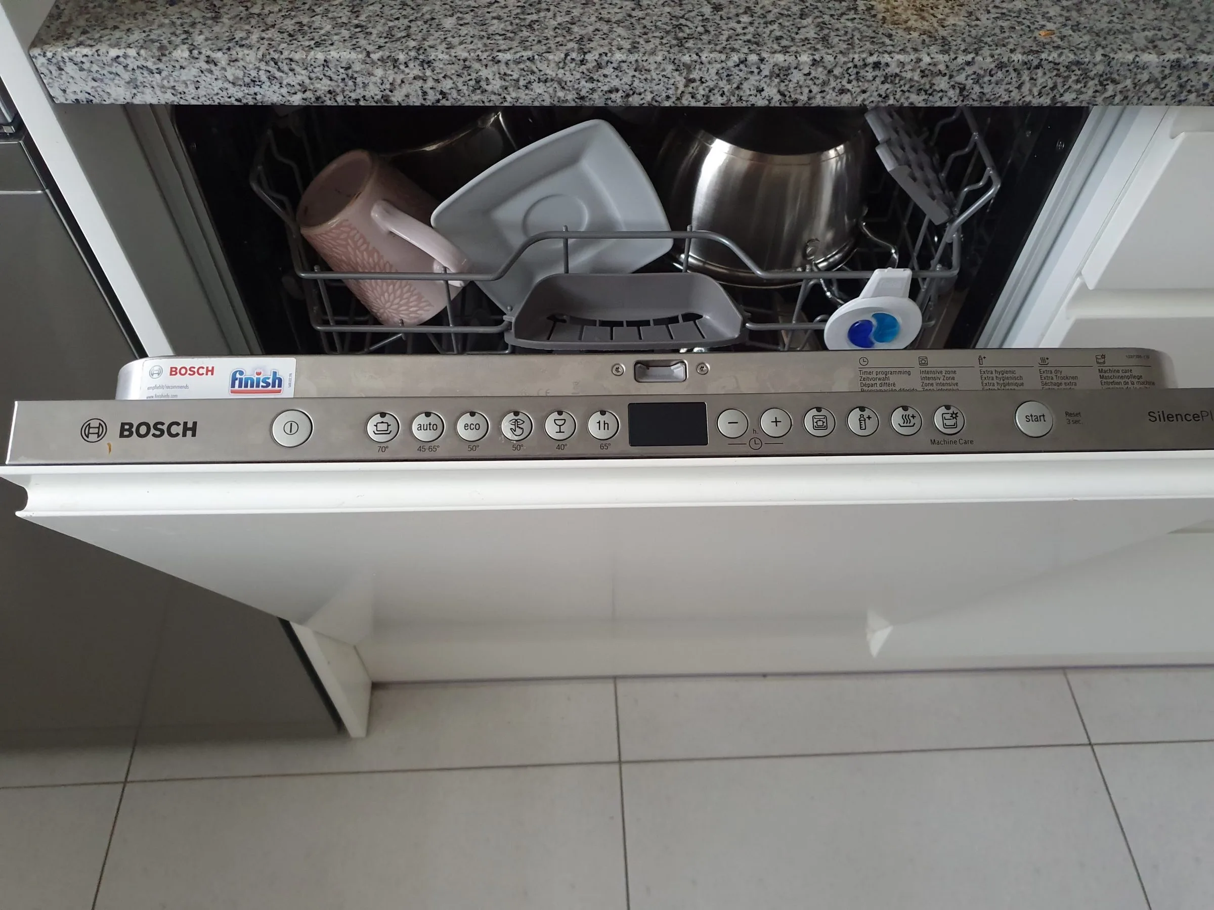 Jak uruchomić zmywarkę po raz pierwszy? Poradnik krok po kroku