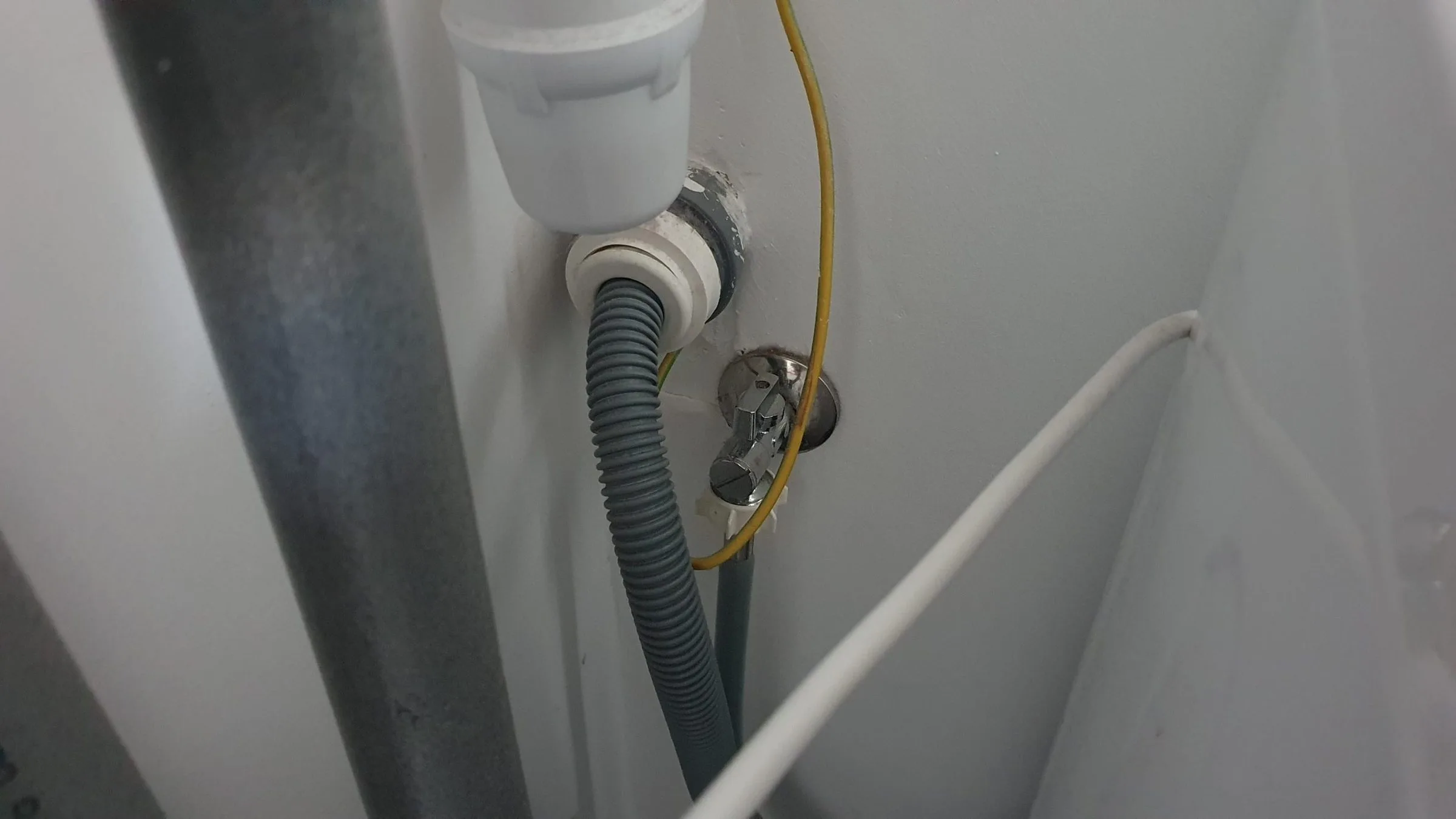 Wąż do pralki – jak wybrać i podłączyć? Poradnik