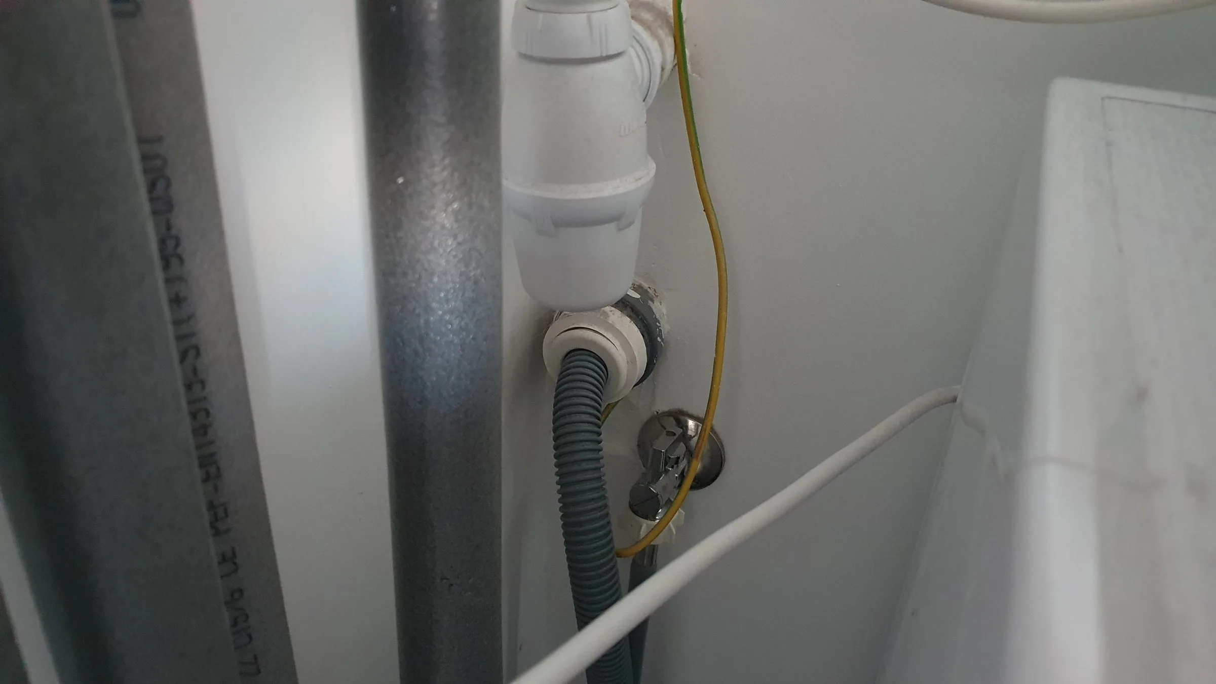 Jak wymienić wąż odpływowy w pralce? Poradnik krok po kroku