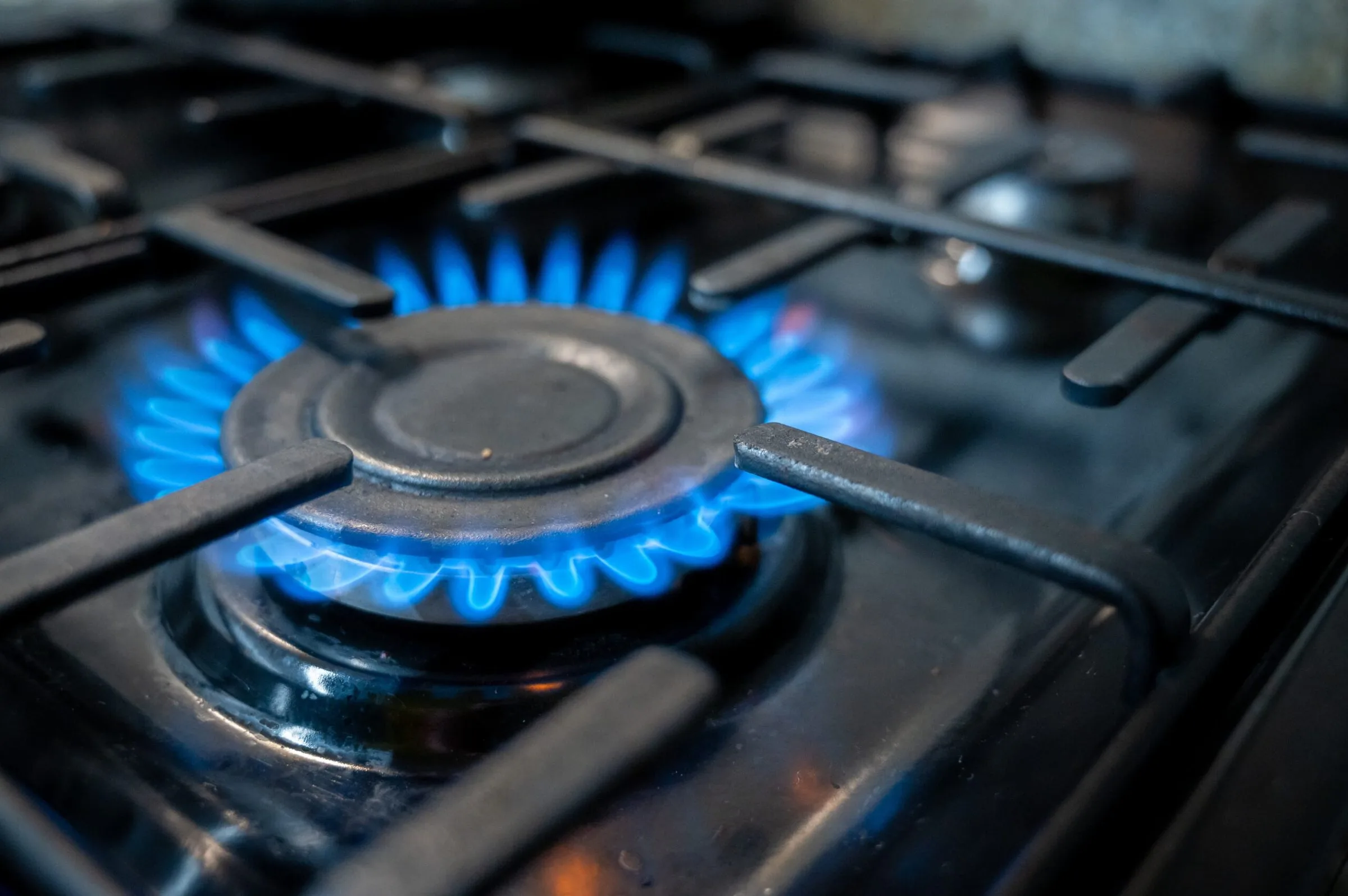 Zapalarka w kuchence gazowej cały czas działa – jak wyłączyć iskrownik i rozwiązać problem?