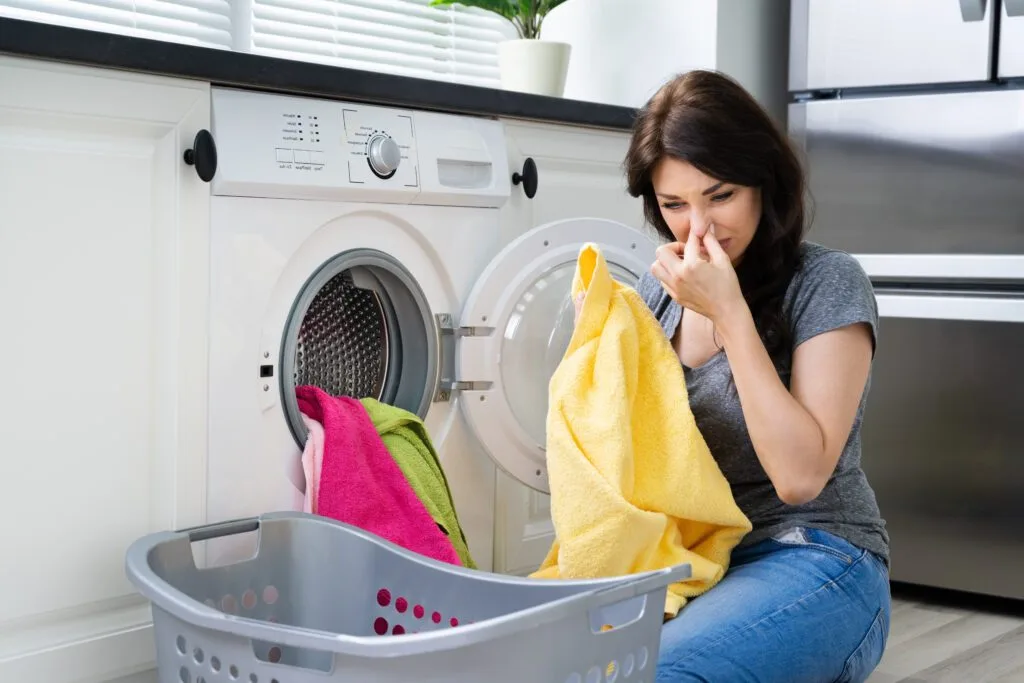Dlaczego ubrania po praniu w pralce śmierdzą?