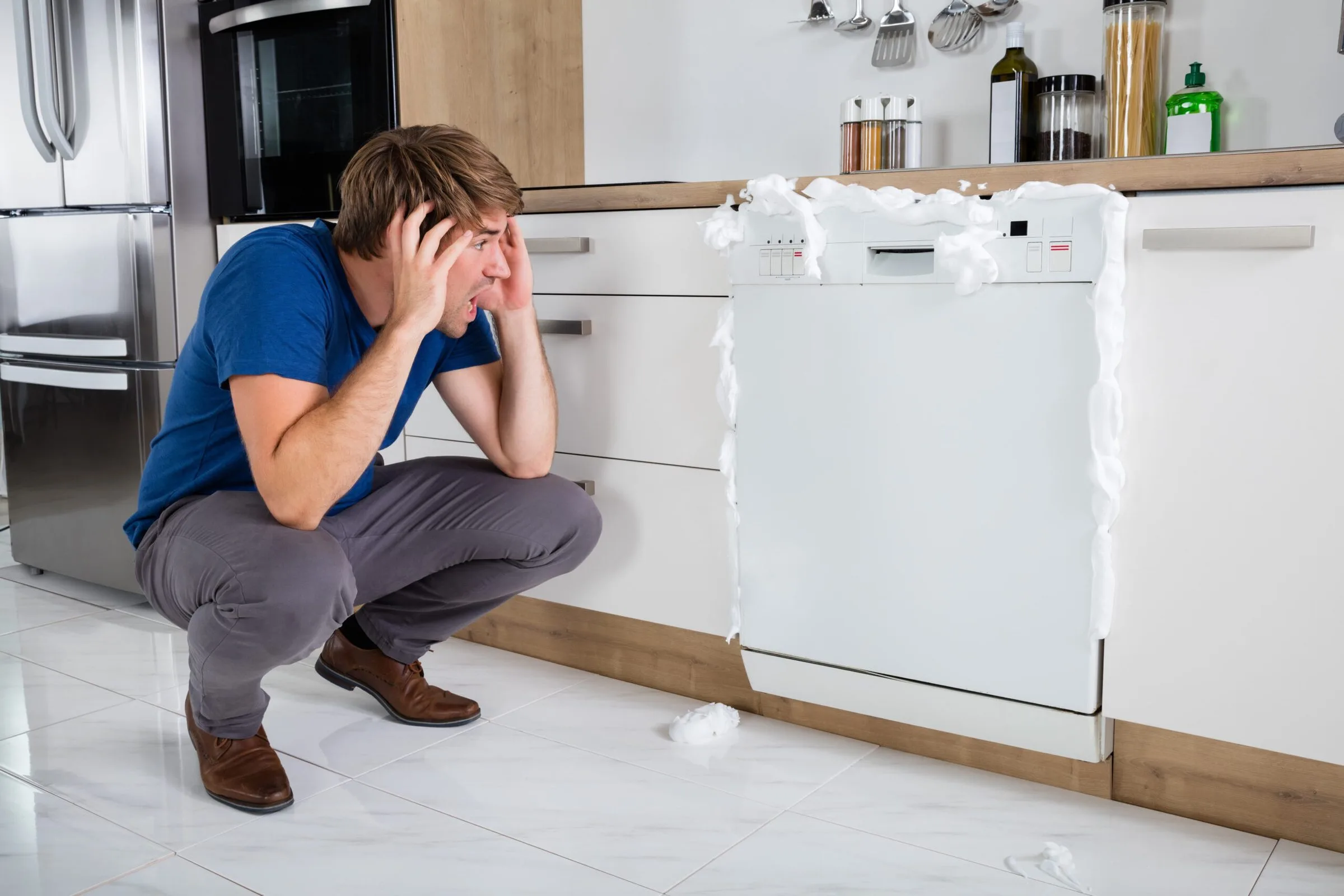 Dlaczego w zmywarce zostaje piana i jak się jej pozbyć? Praktyczne rozwiązania