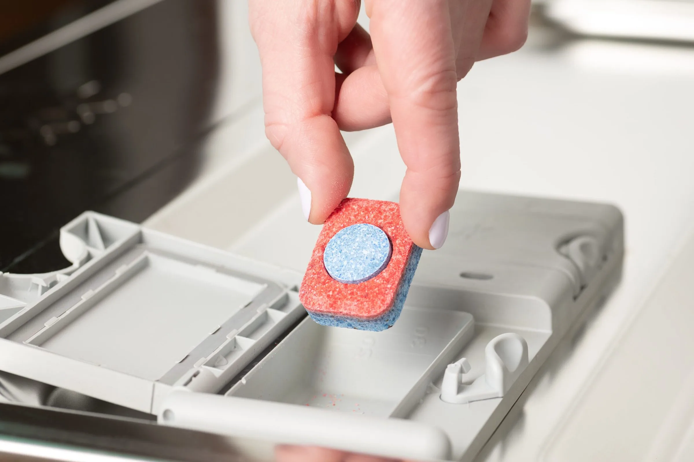 Czy same tabletki do zmywarki wystarczą? Kompletny przewodnik po skutecznych zmywaniu